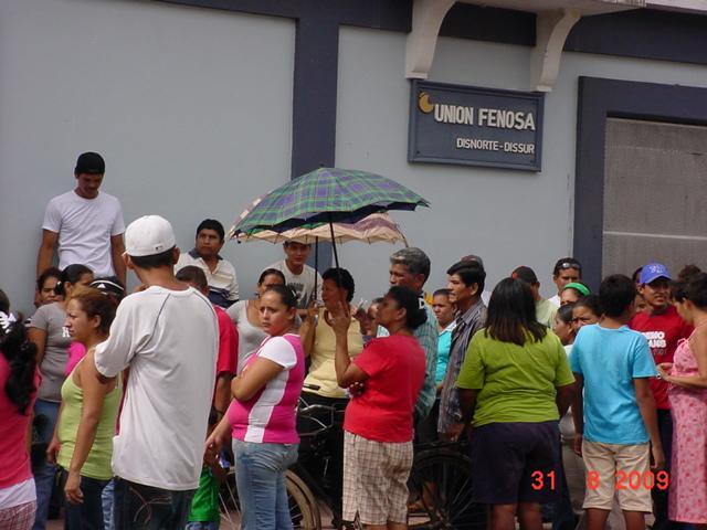Pobladores protestan ante UNION FENOSA por falta de energia electrica (foto archivo).